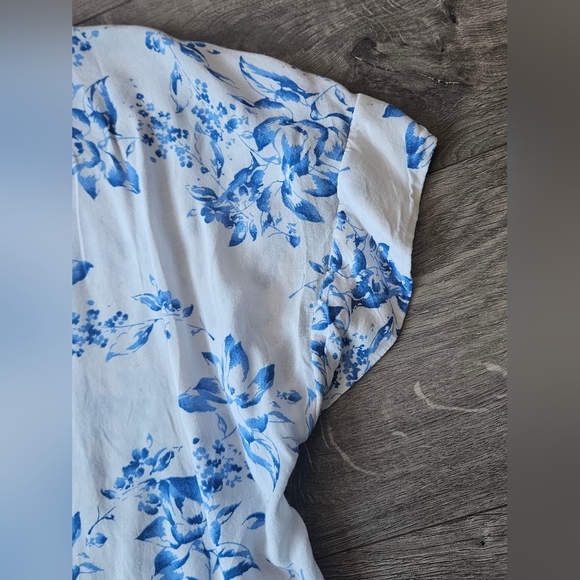 2/$15 Gap - Oversized White Short Sleeve Shirt with Blue Floral Print - Size S - Picture 4 of 6